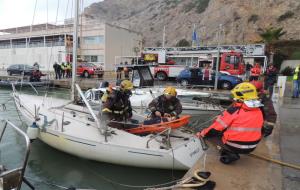 Simulacre d'incendi en un vaixell esportiu al port del Garraf