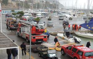 Simulacre d'incendi en un vaixell esportiu al port del Garraf