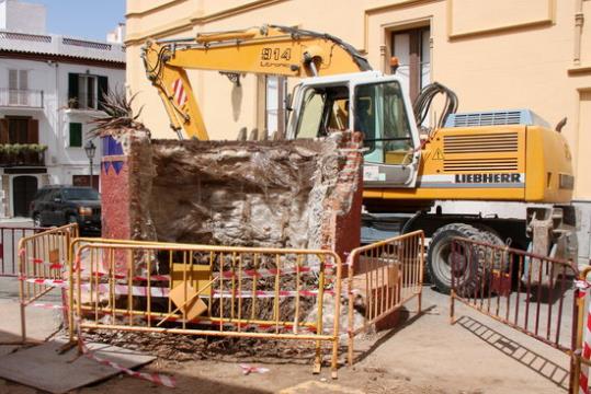 Sitges comença el procés per substituir la 'palmera torta' que es va trencar amb una ventada al gener. ACN