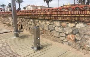 Sitges renova els rentapeus de les platges i incorpora nous bancs. Ajuntament de Sitges