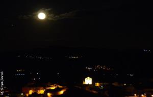 Sortida de la Super Lluna plena d'avui sobre Santa Fe del Penedès