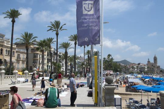 Top manta al passeig de Sitges. Eix