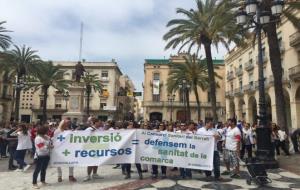 Treballadors, polítics i usuaris clamen a Vilanova per una millora de la sanitat pública al Garraf . EIX