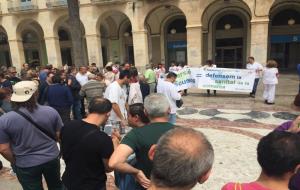 Treballadors, polítics i usuaris clamen a Vilanova per una millora de la sanitat pública al Garraf 