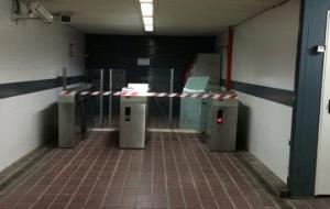 Trenquen novament les barreres d'accés a l'estació de Vilanova pel barri de Mar. Vanessa Carrión