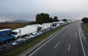 Tres ferits lleus en un accident amb cinc camions i vuit turismes implicats a l’AP-7 per la calamarsada