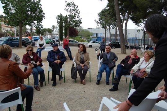 Trobada de l'alcaldessa de Sant Pere de Ribes amb els veïns de la zona esportiva Bosc de plaça. Ajt Sant Pere de Ribes