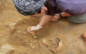 Troben l'esquelet d'un infant de fa més de 2.700 anys al jaciment de la Font de la Canya. Font de la Canya