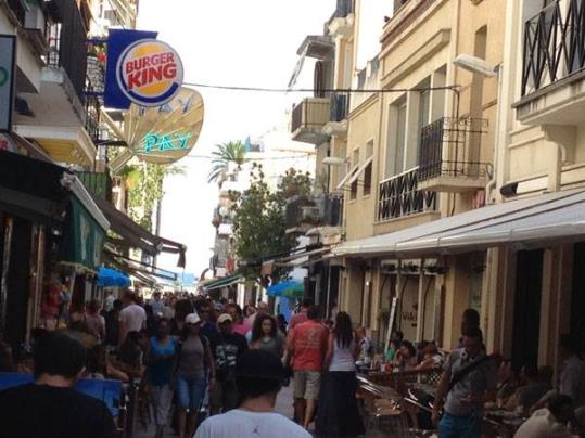 Turisme. Botigues i turistes al centre de Sitges. Ajuntament de Sitges