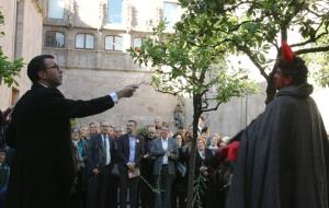 Un actor que encarna Josep Maria Folch i Torres conversa al Pati dels Tarongers amb Llucifer en la representació especial dels Pastorets