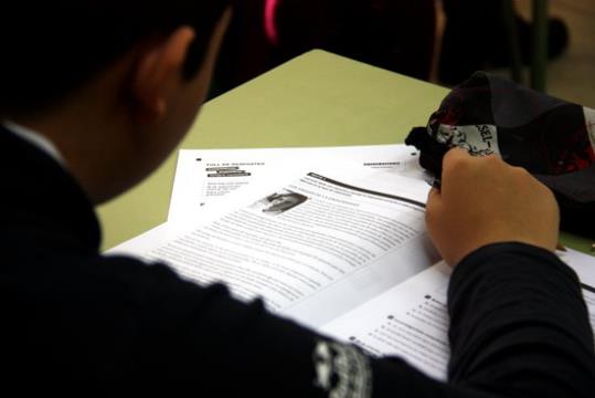 Un alumne de 4t d'ESO fent la prova d'avaluació de llengua castellana a l'Institut Lluís Vives de Barcelona. ACN