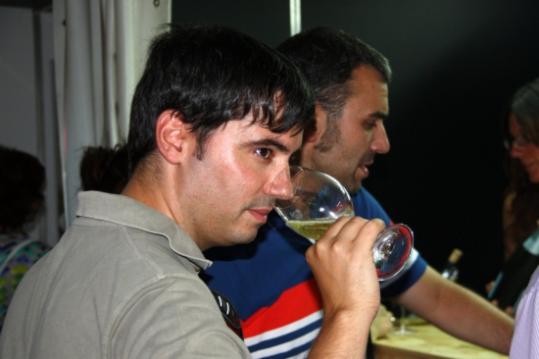 Un assistent a la fira de vins i caves del Banc Sabadell Vijazz 2015, degustant una copa de Xarel·lo. ACN