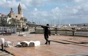Un cap de fibló fa caure fanals i palmeres i destrossa una carpa a Sitges