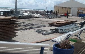 Un cap de fibló fa caure fanals i palmeres i destrossa una carpa a Sitges
