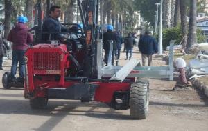Un cap de fibló fa caure fanals i palmeres i destrossa una carpa a Sitges