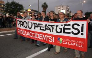 Un centenar de veïns del Baix Penedès tallen la C-31 per denunciar que es senten “asfixiats” pels peatges de l’autopista. ACN
