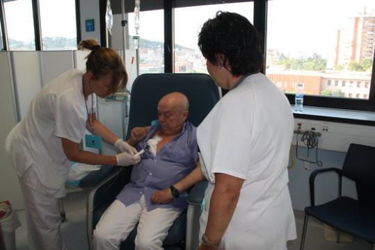 Un dels pacients de la unitat d'hematologia de Vall d'Hebron al nou hospital de dia, pioner per integrar totes les necessitats del malalt. ACN