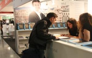 Un estudiant demana informació a un estand universitari al Saló Futura de postgraus i màsters. ACN