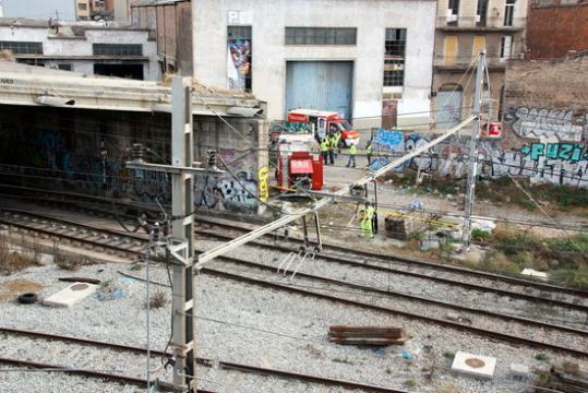 Un foc en una estació en desús inunda de fum els túnels ferroviaris de Barcelona i causa un nou caos a Rodalies. ACN