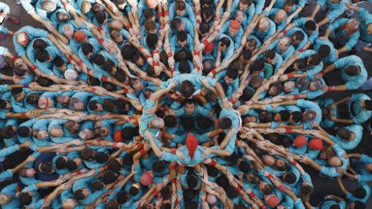 Un frame del documental 'Human', en què apareix la jornada castellera de Sant Fèlix . Human