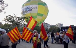 Un globus aerostàtic, amb el logo de SCC, amb assistents a l'acte 'España suena bien', portant senyeres i banderes espanyoles. ACN