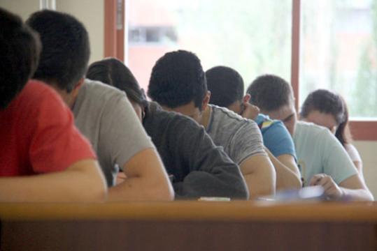 Un grup d'alumnes a la facultat de biologia de la UB. ACN/ Elisenda Rosanas