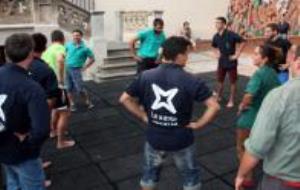 Un grup de Castellers de Vilafranca fent exercicis de preparació física abans d'un assaig