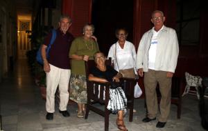Un grup de catalans que van emigrar a Cuba de petits reunits al Casal Català de l'Havana