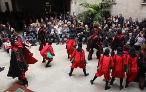 Un grup de dimonis liderats per Llucifer, al pati Gòtic del Palau de la Generalitat en la representació dels Pastorets