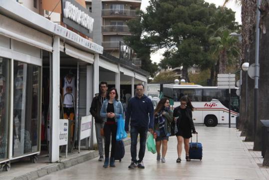 Un grup de turistes amb equipatge a Salou. ACN