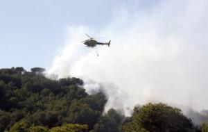 Un helicòpter descarrega aigua sobre l'incendi de Calafell. ACN