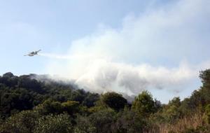 Un hidroavió després de descarregar aigua sobre l'incendi de Calafell. ACN