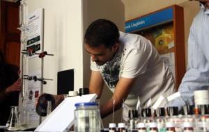 Un investigador fent una mostra d'un experiment a 'La I Festa de la Ciència' de la Universitat de Barcelona. ACN