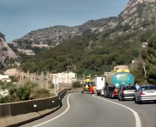 Un motorista de 74 anys, ferit greu en un accident a la C-31 a Sitges. @novullpagarC32