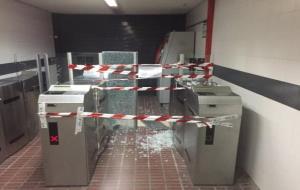 Un nou atac vandàlic obliga a tancar l'accés a l'estació de Vilanova. @jordicomast 