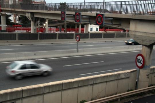 Un panell de velocitat variable marca 100 quilòmetres per hora a l'autopista del Garraf (C-32) a l'alçada de Castelldefels. ACN