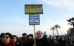 Un participant a la manifestació del 19 de març del 2016 contra el racisme i en solidaritat amb els refugiat