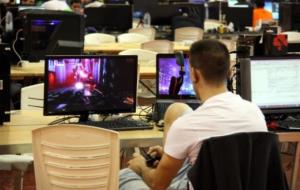 Un participant a la Mollerussa Lan Party jugant amb el seu ordinador a un videojoc