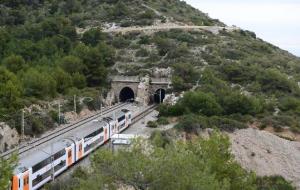 Un tren de l'R2 amb 126 passatgers es queda avariat a la costa del Garraf i causa retards de 45 minuts. Carles Castro