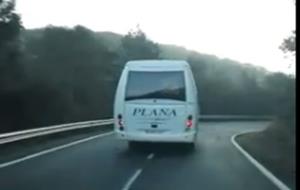 Un vídeo de denúncia de la conducció d'un bus escolar incendia les xarxes. EIX