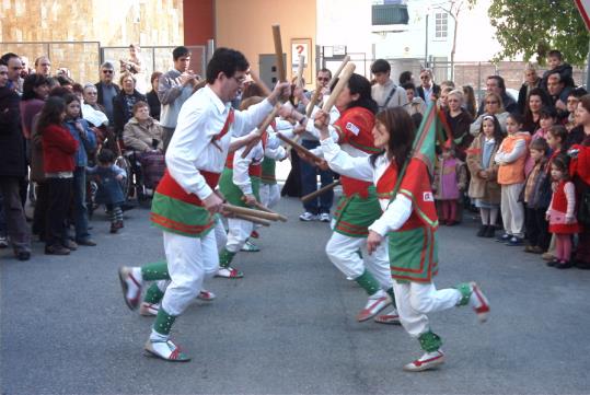 Una actuació del ball de bastons a les Roquetes. Ajt Sant Pere de Ribes