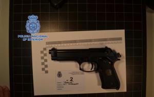 Una de les pistoles confiscades per la policia als responsables de les plantacions de marihuana