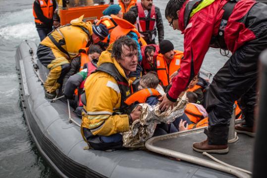 Una embarcació amb refugiats arriba a les costes europees. Metges sense fronteres