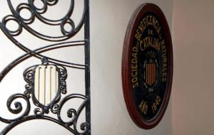 Una placa a l'entrada del Casal Català de l'Havana on es llegeix 'Societat de Beneficència dels Naturals de Catalunya'