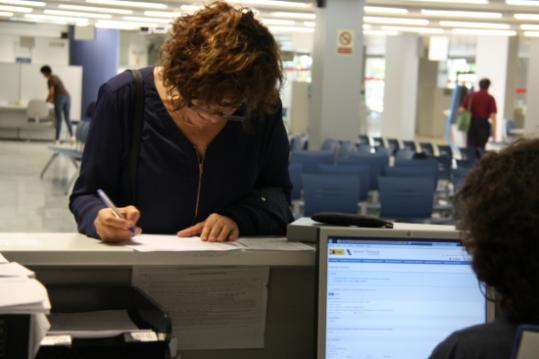 Una senyora presenta la declaració de la renda a l'oficina de l'Agència Tributària. ACN