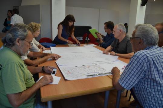 Una trentena de representants d'entitats i particulars debaten sobre la mobilitat a Sitges. Ajuntament de Sitges