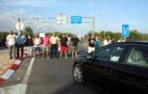 Unes 200 persones tallen simultàniament la C-31 a Cubelles i Segur de Calafell per exigir la gratuïtat de l'autopista