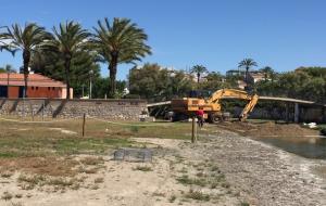 Unes excavadores fan moviments de terres al torrent de Sant Joan afectant l'hàbitat del corriol