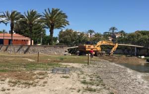 Unes excavadores fan moviments de terres al torrent de Sant Joan afectant l'hàbitat del corriol