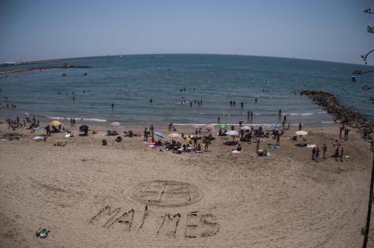 Uns solidaris llaguts clamen a Vilanova per la dignitat dels refugiats. David Rubio